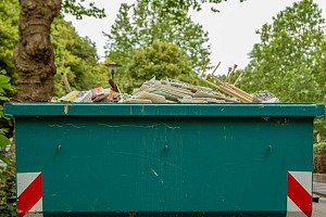 Korzyści z wynajmu kontenerów do utylizacji odpadów budowlanych